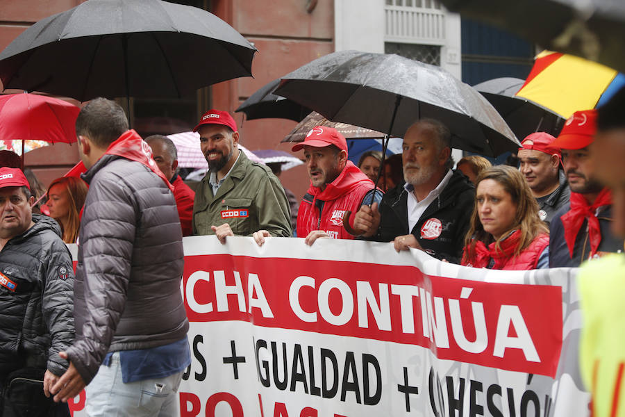 UGT y CCOO de Asturias convocan esta concentración con motivo del 1 de mayo bajo la consigna 'Derechos, igualdad, cohesión. Primero las personas', en la que reivindican al nuevo Gobierno que salga de las urnas que sitúe la agenda social en el centro de sus políticas