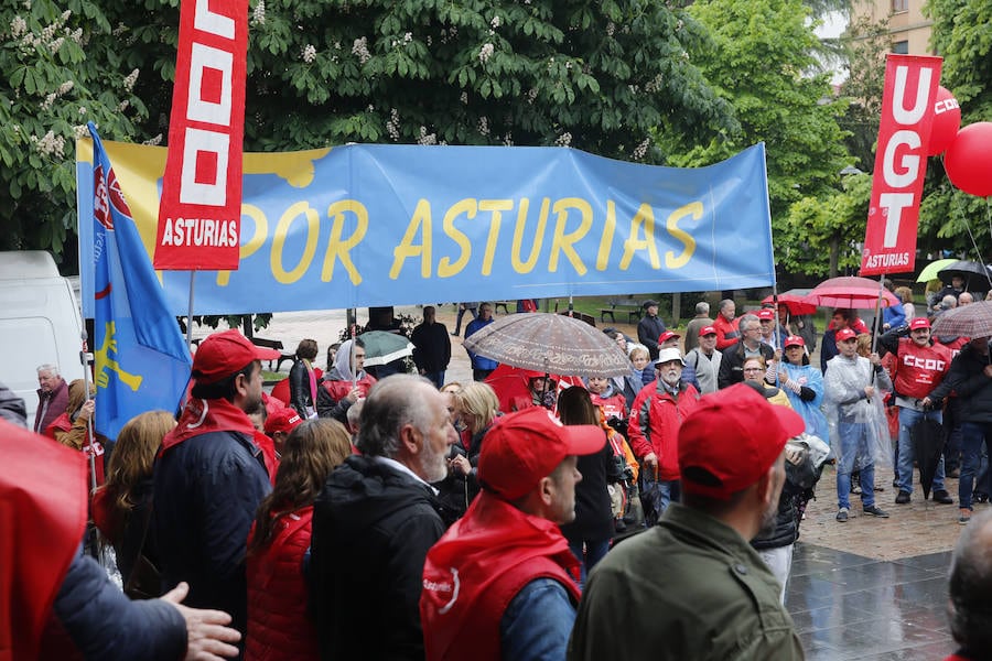 UGT y CCOO de Asturias convocan esta concentración con motivo del 1 de mayo bajo la consigna 'Derechos, igualdad, cohesión. Primero las personas', en la que reivindican al nuevo Gobierno que salga de las urnas que sitúe la agenda social en el centro de sus políticas