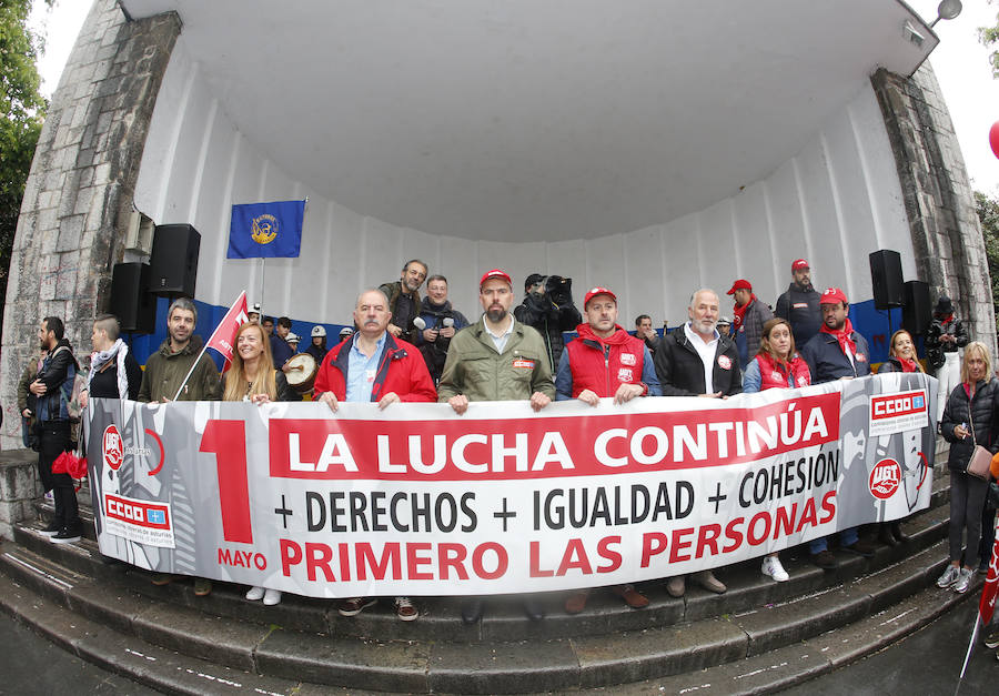 UGT y CCOO de Asturias convocan esta concentración con motivo del 1 de mayo bajo la consigna 'Derechos, igualdad, cohesión. Primero las personas', en la que reivindican al nuevo Gobierno que salga de las urnas que sitúe la agenda social en el centro de sus políticas