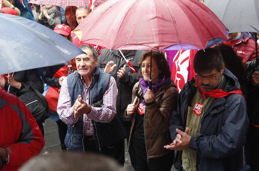 UGT y CCOO de Asturias convocan esta concentración con motivo del 1 de mayo bajo la consigna 'Derechos, igualdad, cohesión. Primero las personas', en la que reivindican al nuevo Gobierno que salga de las urnas que sitúe la agenda social en el centro de sus políticas