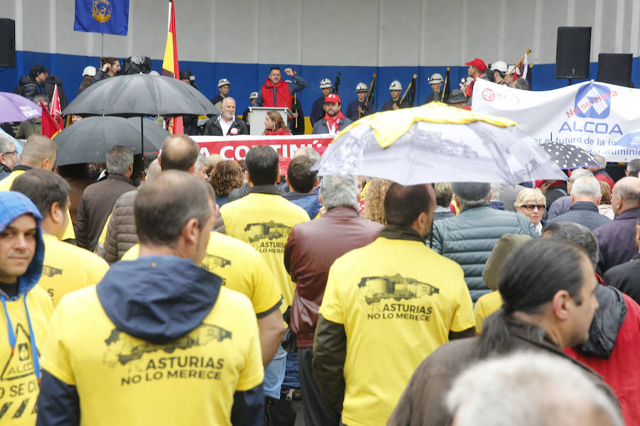 UGT y CCOO de Asturias convocan esta concentración con motivo del 1 de mayo bajo la consigna 'Derechos, igualdad, cohesión. Primero las personas', en la que reivindican al nuevo Gobierno que salga de las urnas que sitúe la agenda social en el centro de sus políticas