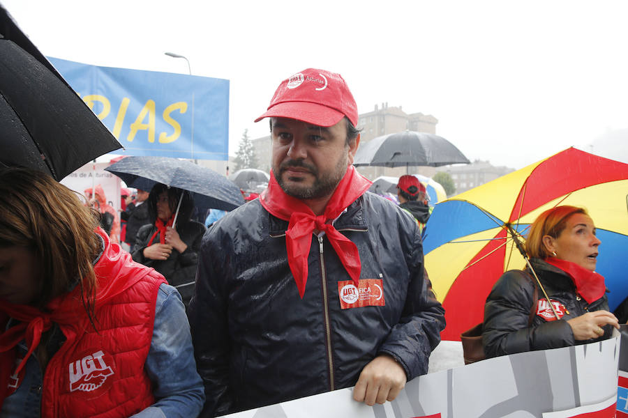 UGT y CCOO de Asturias convocan esta concentración con motivo del 1 de mayo bajo la consigna 'Derechos, igualdad, cohesión. Primero las personas', en la que reivindican al nuevo Gobierno que salga de las urnas que sitúe la agenda social en el centro de sus políticas