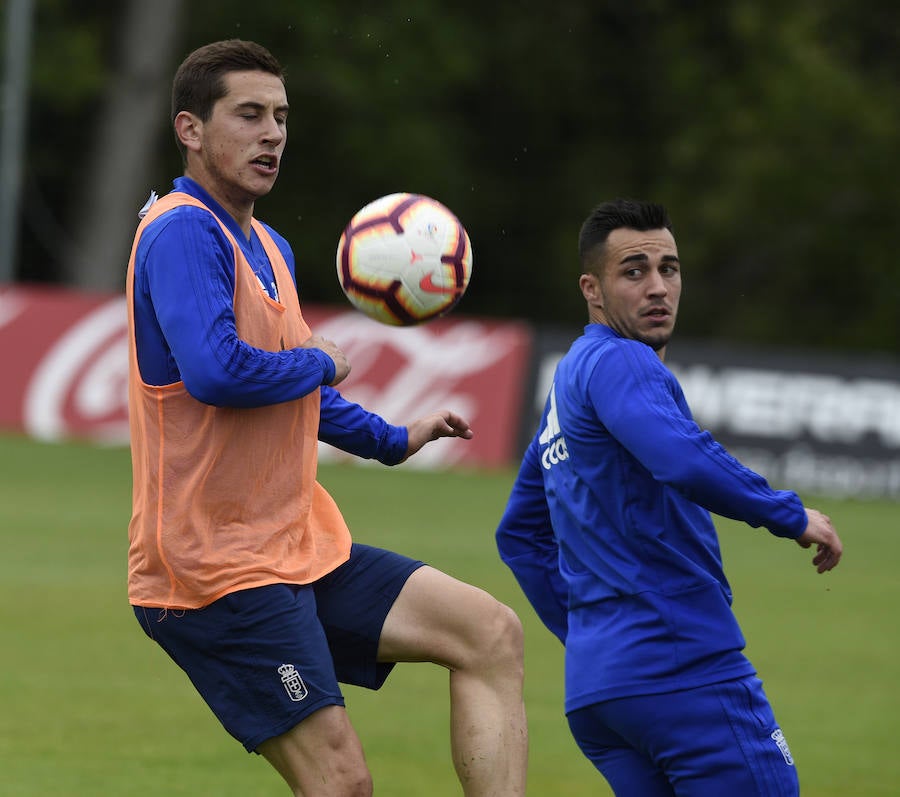 Entrenamiento exigente del conjunto carbayón ante la presencia de muchos aficionados azules