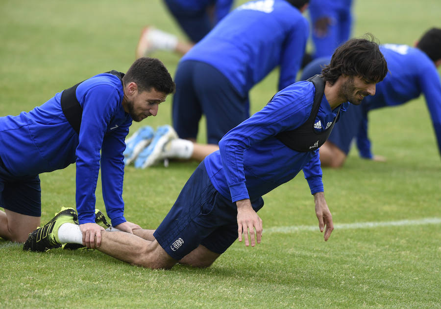 Entrenamiento exigente del conjunto carbayón ante la presencia de muchos aficionados azules