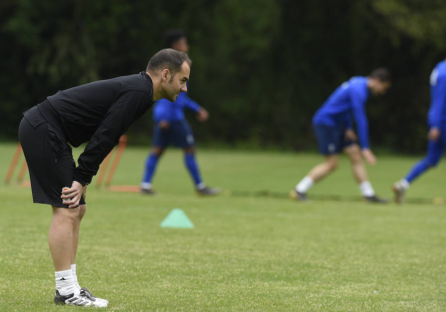 Entrenamiento exigente del conjunto carbayón ante la presencia de muchos aficionados azules