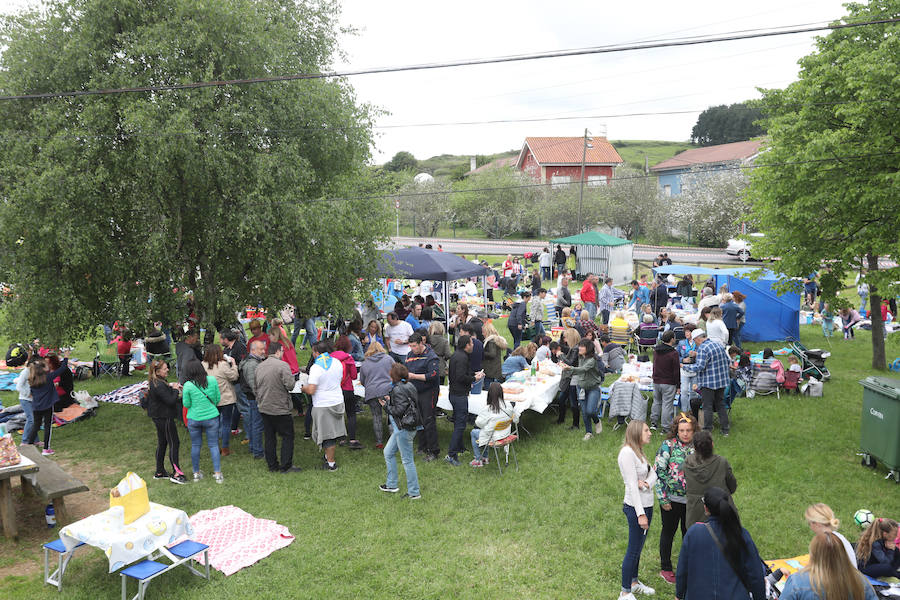 Miles de personas han disfrutado, un año más, de la jira en el embalse de Trasona (Corvera), una fiesta declarada de Interés Turístico. Empanada, tortilla, barbacoas y sidra son los ingredientes principales de una de las celebraciones más consolidadas de Asturias.