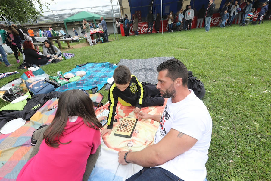 Miles de personas han disfrutado, un año más, de la jira en el embalse de Trasona (Corvera), una fiesta declarada de Interés Turístico. Empanada, tortilla, barbacoas y sidra son los ingredientes principales de una de las celebraciones más consolidadas de Asturias.