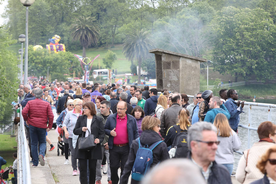 Miles de personas han disfrutado, un año más, de la jira en el embalse de Trasona (Corvera), una fiesta declarada de Interés Turístico. Empanada, tortilla, barbacoas y sidra son los ingredientes principales de una de las celebraciones más consolidadas de Asturias.