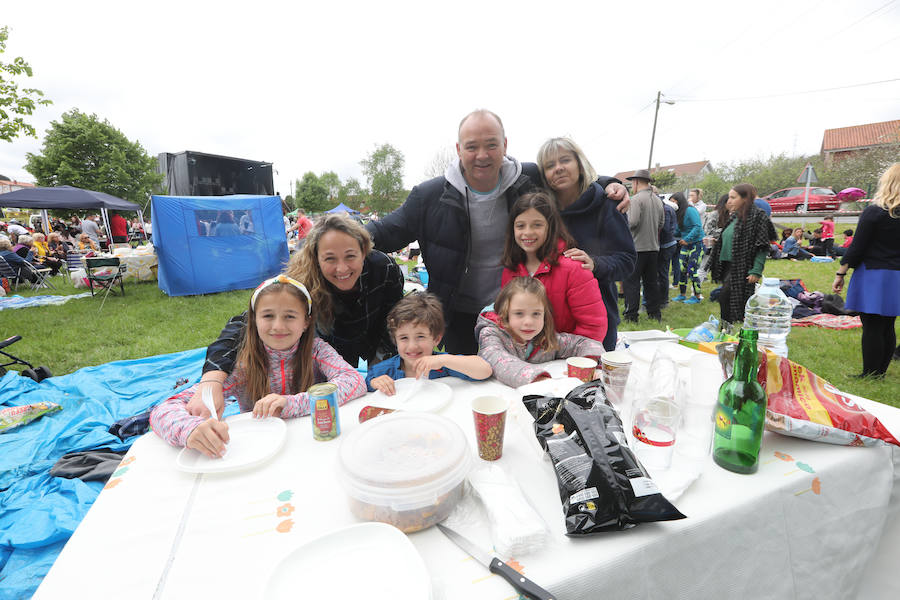 Miles de personas han disfrutado, un año más, de la jira en el embalse de Trasona (Corvera), una fiesta declarada de Interés Turístico. Empanada, tortilla, barbacoas y sidra son los ingredientes principales de una de las celebraciones más consolidadas de Asturias.