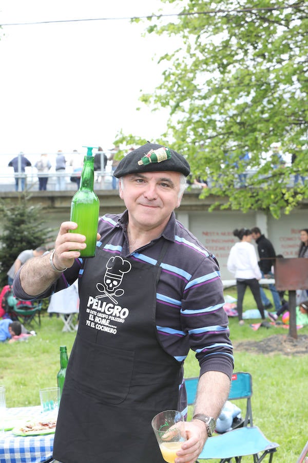 Miles de personas han disfrutado, un año más, de la jira en el embalse de Trasona (Corvera), una fiesta declarada de Interés Turístico. Empanada, tortilla, barbacoas y sidra son los ingredientes principales de una de las celebraciones más consolidadas de Asturias.