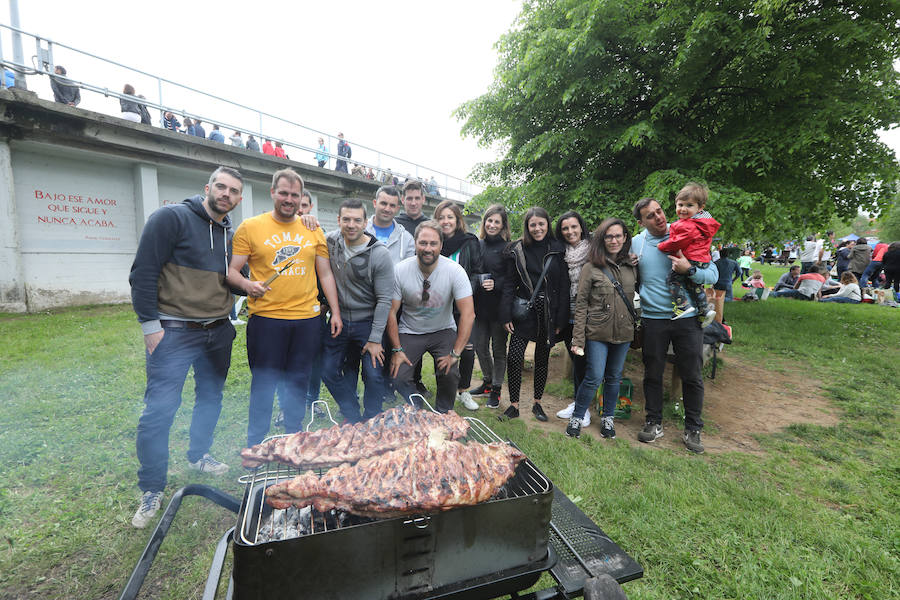 Miles de personas han disfrutado, un año más, de la jira en el embalse de Trasona (Corvera), una fiesta declarada de Interés Turístico. Empanada, tortilla, barbacoas y sidra son los ingredientes principales de una de las celebraciones más consolidadas de Asturias.