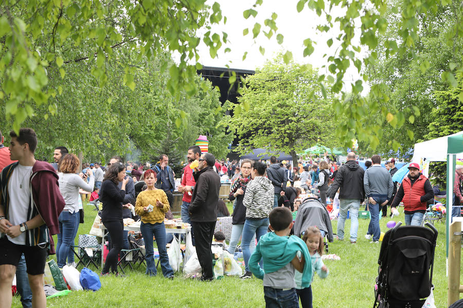 Miles de personas han disfrutado, un año más, de la jira en el embalse de Trasona (Corvera), una fiesta declarada de Interés Turístico. Empanada, tortilla, barbacoas y sidra son los ingredientes principales de una de las celebraciones más consolidadas de Asturias.