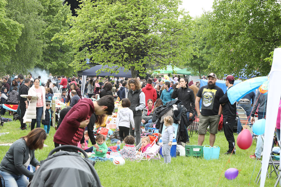 Miles de personas han disfrutado, un año más, de la jira en el embalse de Trasona (Corvera), una fiesta declarada de Interés Turístico. Empanada, tortilla, barbacoas y sidra son los ingredientes principales de una de las celebraciones más consolidadas de Asturias.