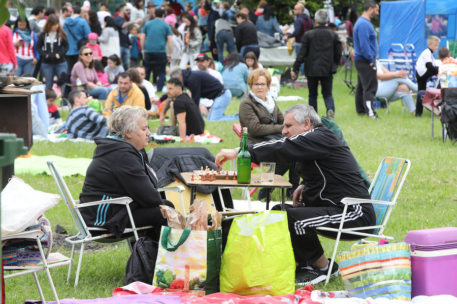 Miles de personas han disfrutado, un año más, de la jira en el embalse de Trasona (Corvera), una fiesta declarada de Interés Turístico. Empanada, tortilla, barbacoas y sidra son los ingredientes principales de una de las celebraciones más consolidadas de Asturias.