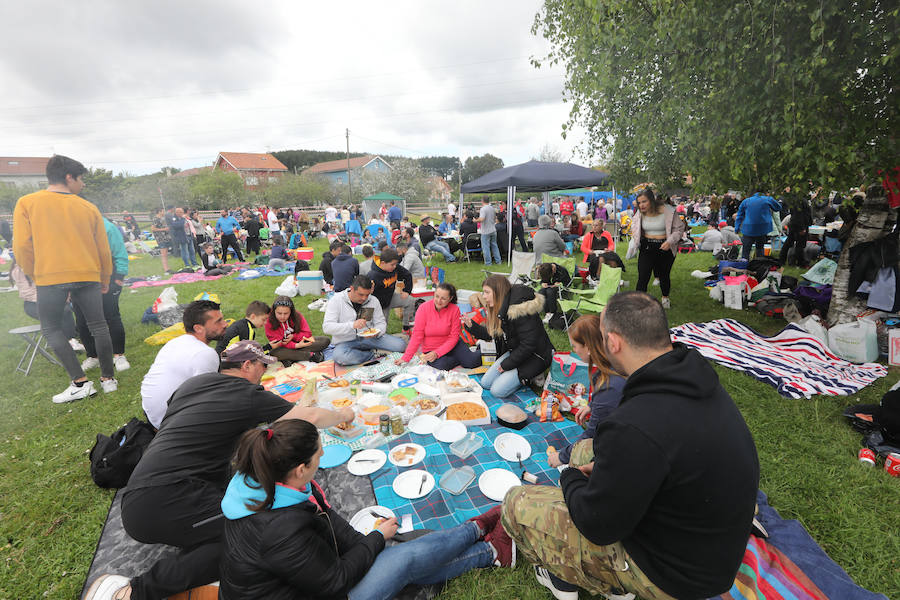 Miles de personas han disfrutado, un año más, de la jira en el embalse de Trasona (Corvera), una fiesta declarada de Interés Turístico. Empanada, tortilla, barbacoas y sidra son los ingredientes principales de una de las celebraciones más consolidadas de Asturias.