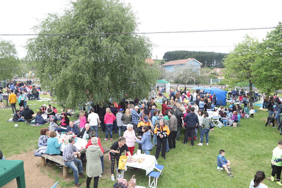 Miles de personas han disfrutado, un año más, de la jira en el embalse de Trasona (Corvera), una fiesta declarada de Interés Turístico. Empanada, tortilla, barbacoas y sidra son los ingredientes principales de una de las celebraciones más consolidadas de Asturias.