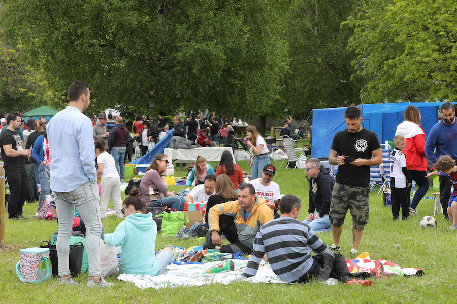 Miles de personas han disfrutado, un año más, de la jira en el embalse de Trasona (Corvera), una fiesta declarada de Interés Turístico. Empanada, tortilla, barbacoas y sidra son los ingredientes principales de una de las celebraciones más consolidadas de Asturias.