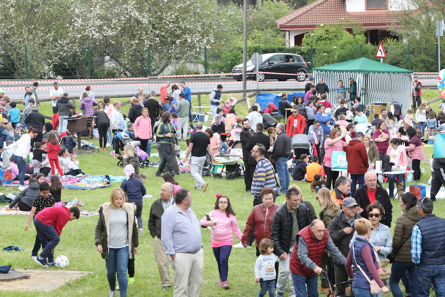 Miles de personas han disfrutado, un año más, de la jira en el embalse de Trasona (Corvera), una fiesta declarada de Interés Turístico. Empanada, tortilla, barbacoas y sidra son los ingredientes principales de una de las celebraciones más consolidadas de Asturias.