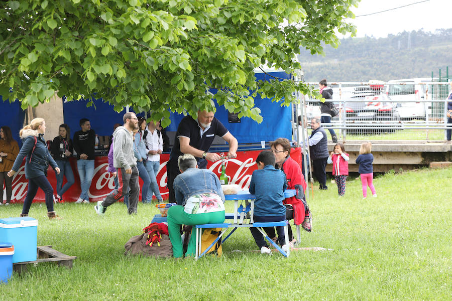 Miles de personas han disfrutado, un año más, de la jira en el embalse de Trasona (Corvera), una fiesta declarada de Interés Turístico. Empanada, tortilla, barbacoas y sidra son los ingredientes principales de una de las celebraciones más consolidadas de Asturias.