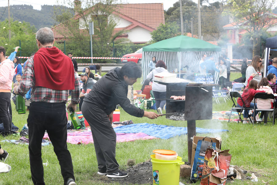 Miles de personas han disfrutado, un año más, de la jira en el embalse de Trasona (Corvera), una fiesta declarada de Interés Turístico. Empanada, tortilla, barbacoas y sidra son los ingredientes principales de una de las celebraciones más consolidadas de Asturias.