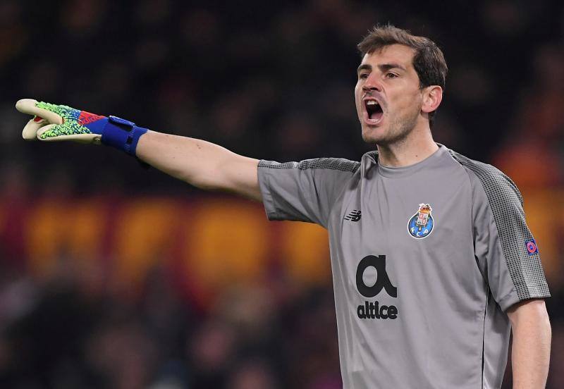 Como la de todo gran deportista, la carrera de Iker Casillas como portero de fútbol profesional ha tenido momentos duros y un sinfín de éxitos y, sin duda, uno de los más recordados es su papel en el partido contra Holanda en el que España se coronó como campeona del mundo. Su intervención bajo fue rematada con un espontáneo beso a la que hoy es su mujer, Sara Carbonero.