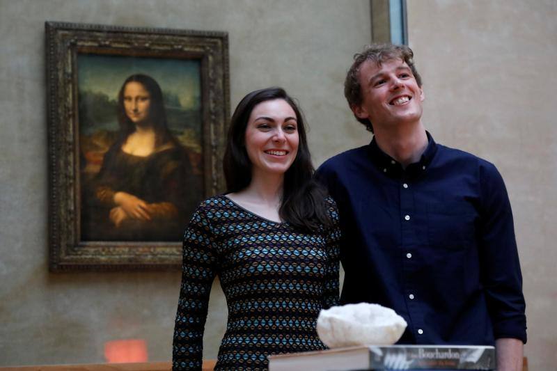 Daniela y Adam de Newcastle, Reino Unido, resultaron los ganadores de una propuesta de Airbnb y el Museo del Louvre de disfrutar de una velada nocturna en la pinacoteca. Incluía un aperitivo frente a La Gioconda y una cena frente a la estatua de Venus de Milo. También dormir en su propia pequeña pirámide bajo la icónica pirámide de cristal parisina.