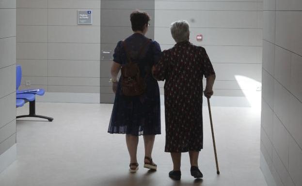 Una mujer acompaña a otra a una visita médica en un centro sanitario asturiano. 