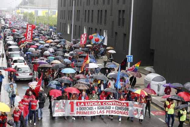Miles de personas se manifestaron ayer por las calles de Mieres con motivo de la celebración del Primero de Mayo. 