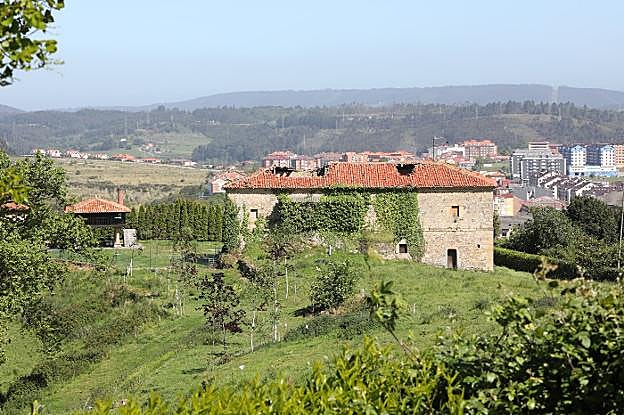 El tejado del palacio de los Velerde-Pimentel comenzó a venirse abajo hace ya algo más de dos años, y ahora será reconstruido, entre otras actuaciones para frenar su deterioro. 