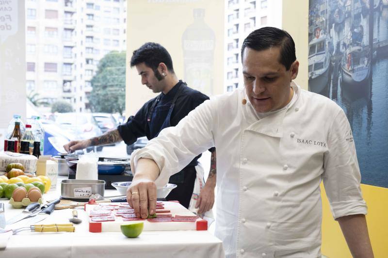 Alimerka acogió a profesionales de la empresa Petaca Chico para despiezar el ejemplar en los bajos de El Molinón. Tras el despiece, el chef Estrella Michelín del Real Balneario de Salinas, Isaac Loya, procedió a realizar un showcooking junto a su ayudante en las inmediaciones del supermercado para que el público pudiera testear el sabor del primer atún rojo salvaje de la temporada.