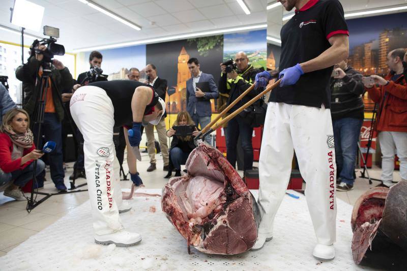 Alimerka acogió a profesionales de la empresa Petaca Chico para despiezar el ejemplar en los bajos de El Molinón. Tras el despiece, el chef Estrella Michelín del Real Balneario de Salinas, Isaac Loya, procedió a realizar un showcooking junto a su ayudante en las inmediaciones del supermercado para que el público pudiera testear el sabor del primer atún rojo salvaje de la temporada.