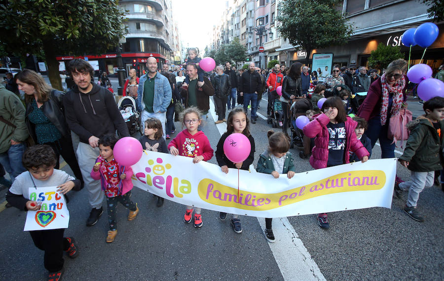 Más de 2.000 personas, según las estimaciones de la Policía Nacional, y 5.000 según los organizadores, se han movilizado este viernes en Oviedo para reivindicar la oficialidad del asturiano. Tras la movilización, el Teatro Campoamor acogió el acto central del Día de les Lletres.