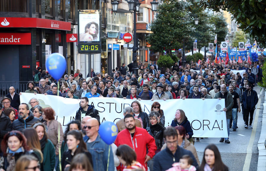 Más de 2.000 personas, según las estimaciones de la Policía Nacional, y 5.000 según los organizadores, se han movilizado este viernes en Oviedo para reivindicar la oficialidad del asturiano. Tras la movilización, el Teatro Campoamor acogió el acto central del Día de les Lletres.