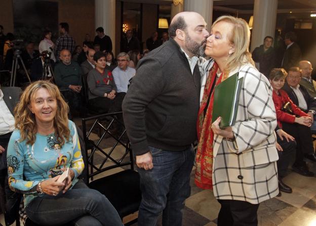 Fernández saluda a Caunedo, en presencia de Gázquez, ayer, en Oviedo. 