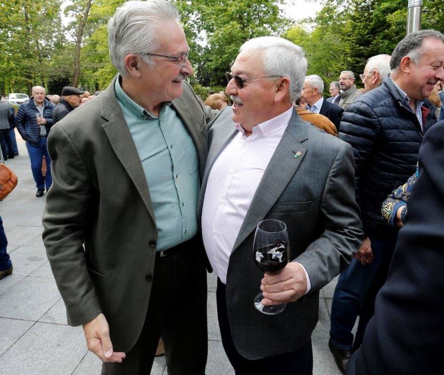 El restaurante del Castillo Bosque La Zoreda ha acogido un cálido homenaje a Ramón García Saiz, que deja la vida pública tras 32 años como edil de La Ribera.