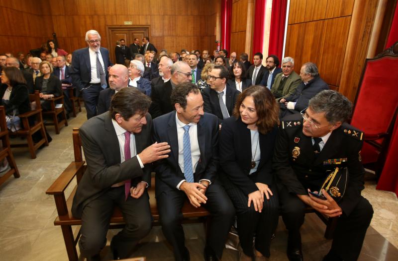 El magistrado asturiano José Ignacio Pérez Villamil ha recibido la Cruz Distinguida de Primera Clase de la Orden de San Raimundo de Peñafort, la más alta condecoración de la judicatura que concede el Ministerio de Justicia. Además de familiares y compañeros de profesión, al acto han asistido el presidente del Principado, Javier Fernández, y el del TSJA, Ignacio Vidau.