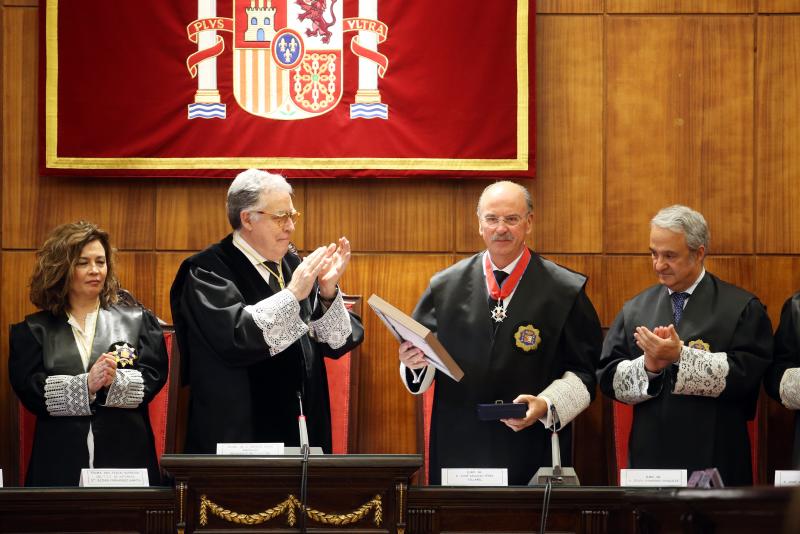 El magistrado asturiano José Ignacio Pérez Villamil ha recibido la Cruz Distinguida de Primera Clase de la Orden de San Raimundo de Peñafort, la más alta condecoración de la judicatura que concede el Ministerio de Justicia. Además de familiares y compañeros de profesión, al acto han asistido el presidente del Principado, Javier Fernández, y el del TSJA, Ignacio Vidau.