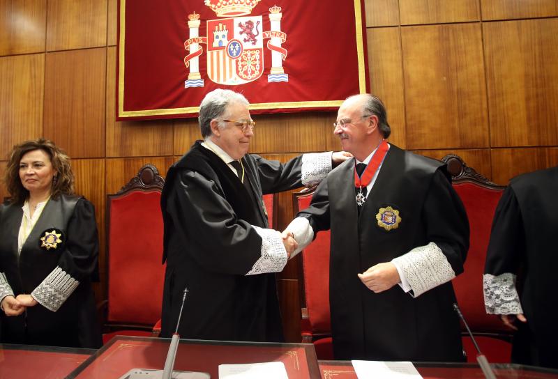 El magistrado asturiano José Ignacio Pérez Villamil ha recibido la Cruz Distinguida de Primera Clase de la Orden de San Raimundo de Peñafort, la más alta condecoración de la judicatura que concede el Ministerio de Justicia. Además de familiares y compañeros de profesión, al acto han asistido el presidente del Principado, Javier Fernández, y el del TSJA, Ignacio Vidau.