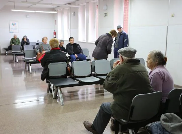 Varias personas aguardan su turno en un centro de salud gijonés. 