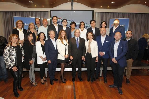 Mª Jesús Argüelles, Carmen Clara Cárdenas, María Mori, Germán Heredia, Ángela Pumariega, Alberto López-Asenjo, Ángeles Fernández-Ahúja, Guzmán Pendás, Rodrigo Pendueles y Javier Fernández. Detrás, Ana María de la Mota, Carmen Llanes, Francisco Alonso, Alberto Higuera, Eduardo Jiménez, Alejandro Vega, Indirath Coronado, Aurora Meana, Javier Díaz Cienfuegos, Rosa Tania Vela y Alejandro Álvarez-Sala, en el Abba. 