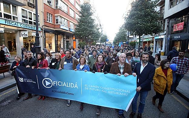 Tras la pancarta de Iniciativa pol Asturianu, por la izquierda, escenifican la unidad Gloria Muñoz, Iván Ardura, Mari Luz Pontón y Begoña Menéndez (PSOE), Inaciu Galán, Ángela Vallina (IU), Segundo González y Lorena Gil (Podemos), José Suárez Arias-Cachero e Inaciu Iglesias. 