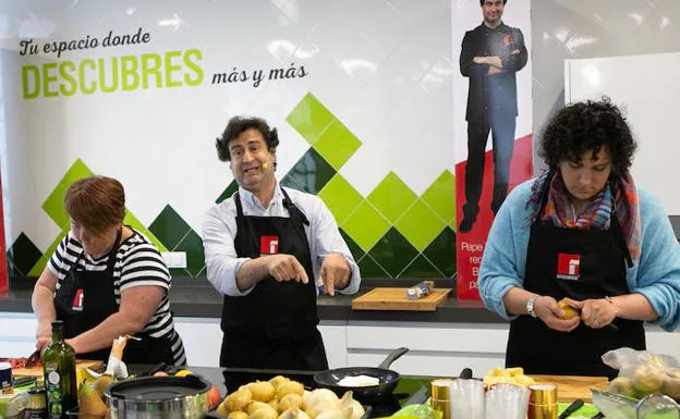 Pepe Rodríguez habla de cocina mientras Maribel Martínez (izquierda) y Tamara González (derecha) comienzan a cocinar. 