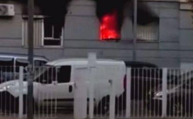 Una joven intenta vengarse de su expareja e incendia por error la casa de sus vecinos