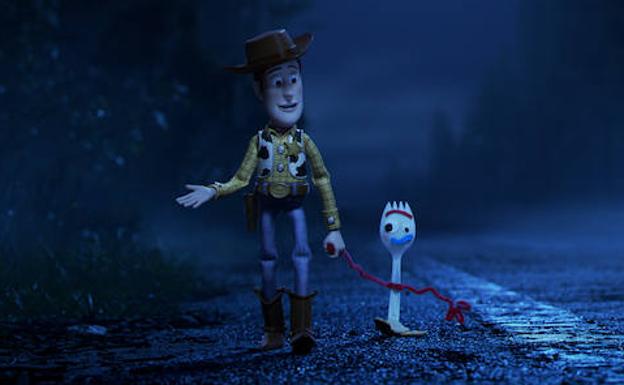 Woody, de la mano con Forky.