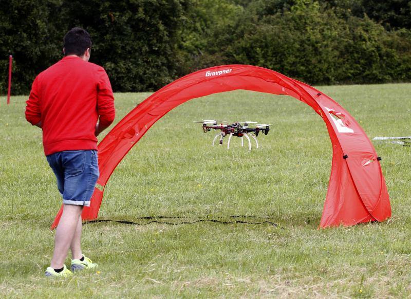 Pitiot y Puerta vencen en la prueba organizada por Drones for Students en la EPI en las categorías de propósito general y carreras respectivamente. Formaban parte de los seis equipos que han aprendido a pilotar drones en el curso que ofrecía la asociación.