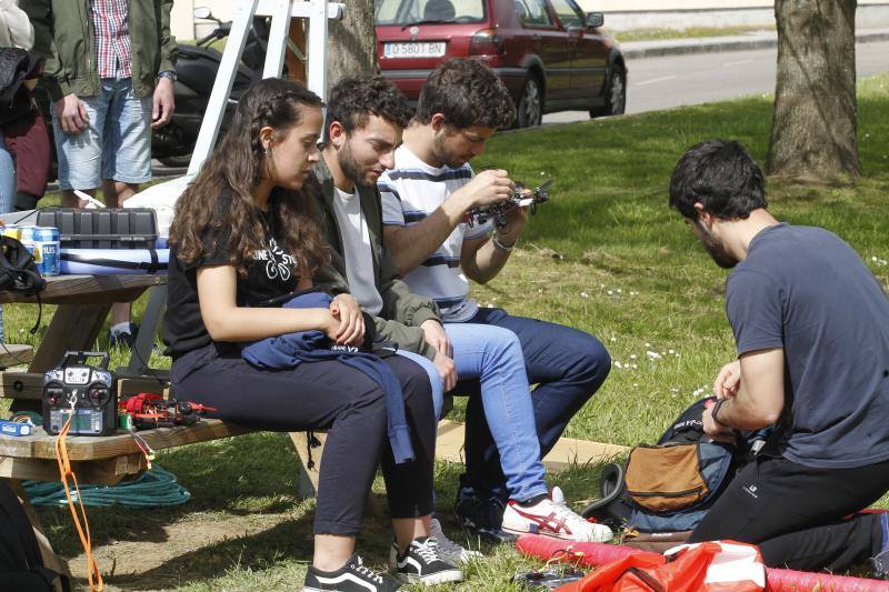 Pitiot y Puerta vencen en la prueba organizada por Drones for Students en la EPI en las categorías de propósito general y carreras respectivamente. Formaban parte de los seis equipos que han aprendido a pilotar drones en el curso que ofrecía la asociación.
