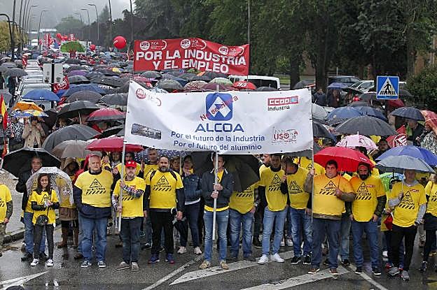Trabajadores de Alcoa, durante la manifestación del Primero de Mayo celebrada en Mieres. 