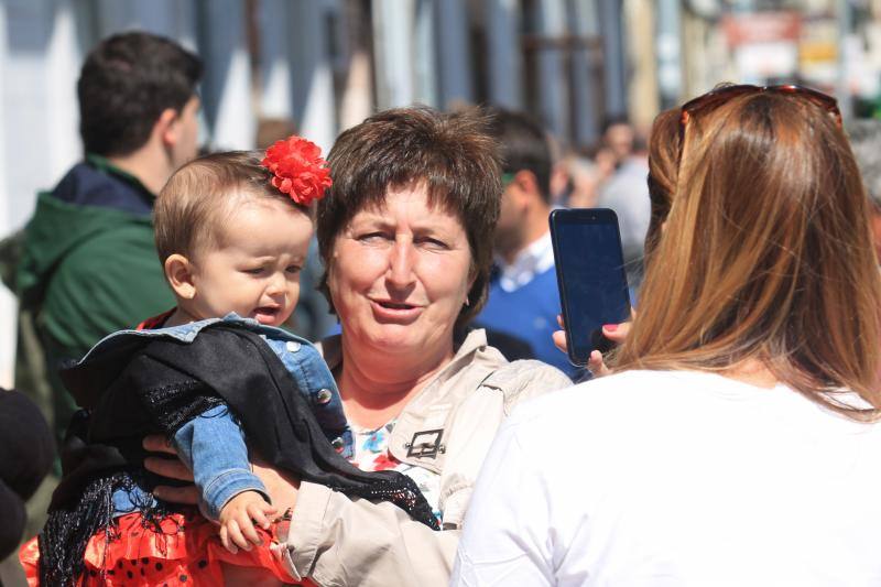 Los vecinos de la localidad del Oriente recorrieron las calles a caballo y ataviados con los mejores trajes flamencos.