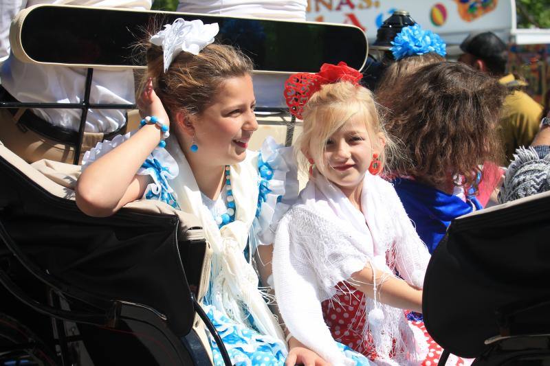 Los vecinos de la localidad del Oriente recorrieron las calles a caballo y ataviados con los mejores trajes flamencos.