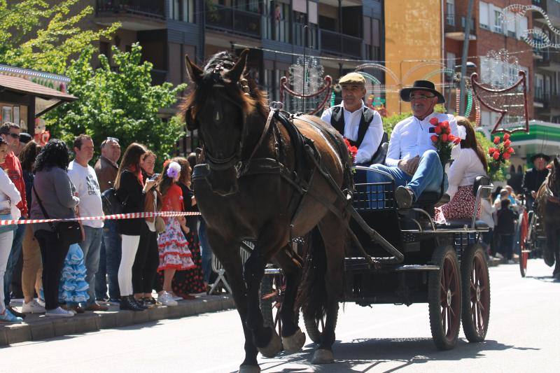Los vecinos de la localidad del Oriente recorrieron las calles a caballo y ataviados con los mejores trajes flamencos.